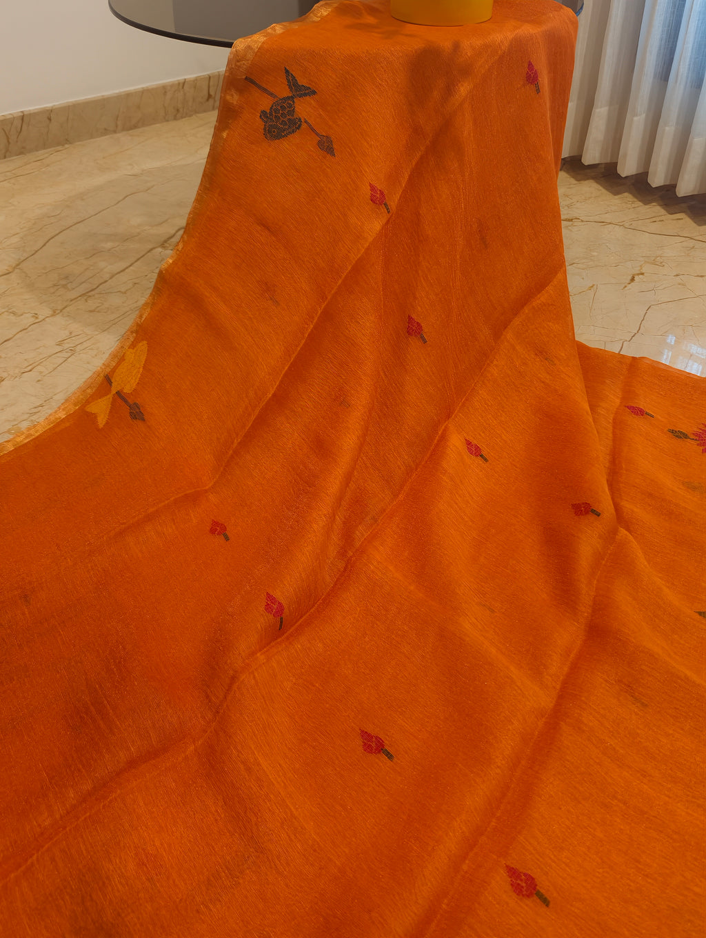 Close-up of orange Matka silk Jamdani saree body with scattered woven motifs – Nayikaa