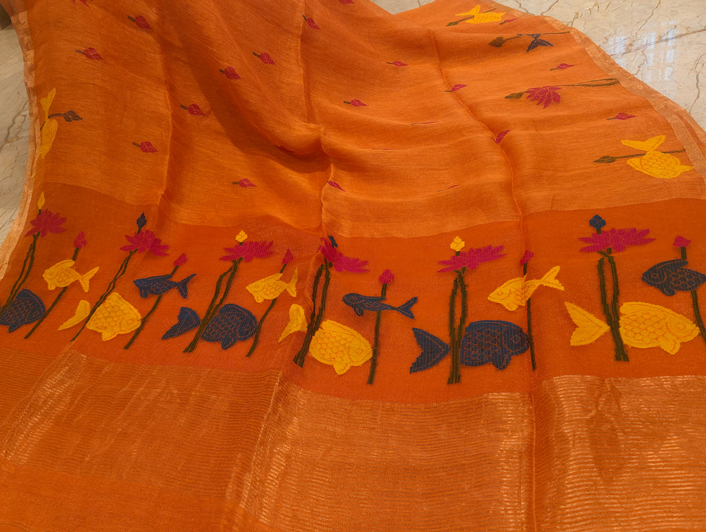 Orange Matka silk Jamdani saree pallu with woven fish, lotus motifs and wide gold zari border – Nayikaa