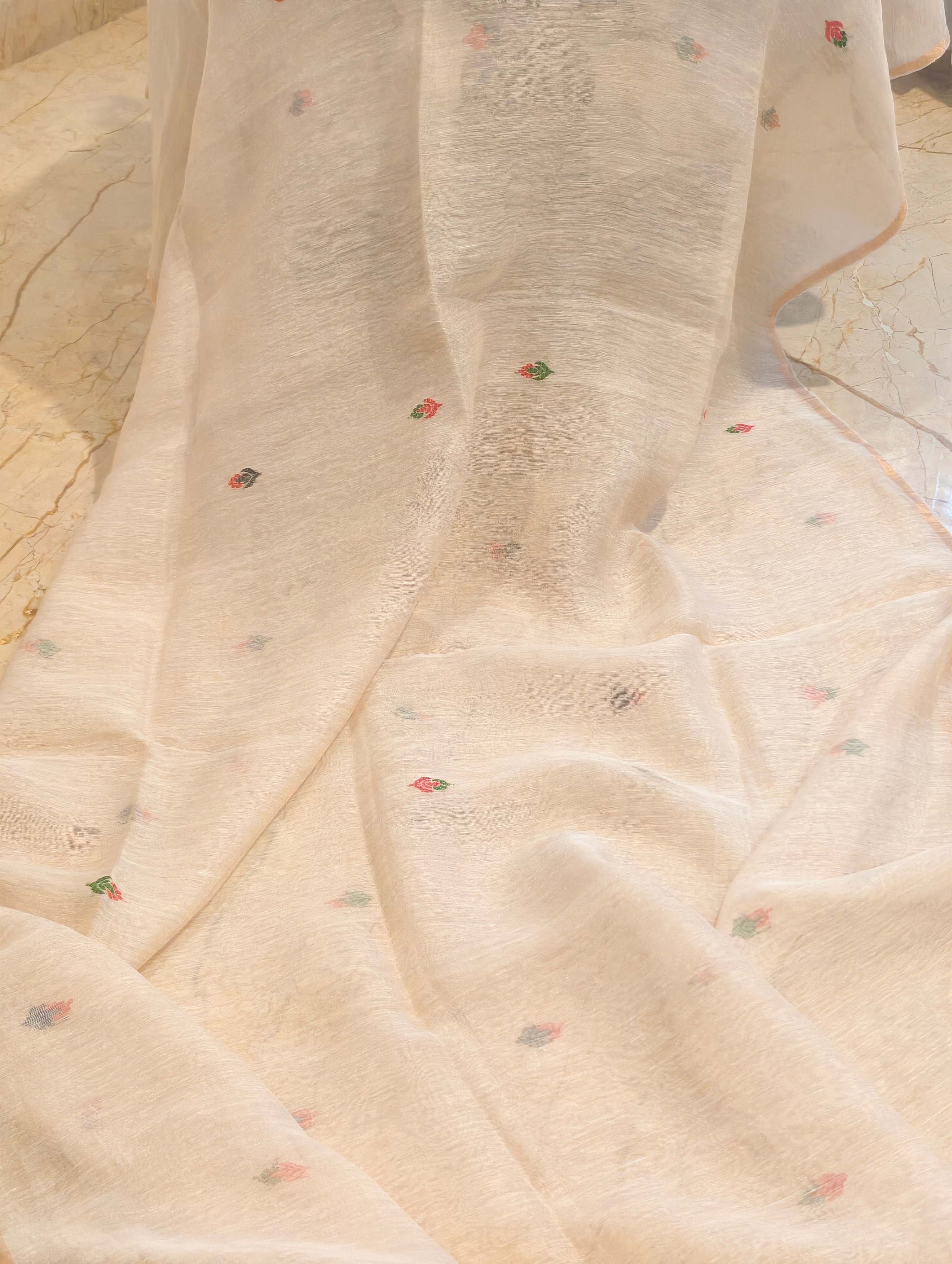 Close-up of white Matka silk Jamdani saree body with small scattered woven floral motifs – Nayikaa