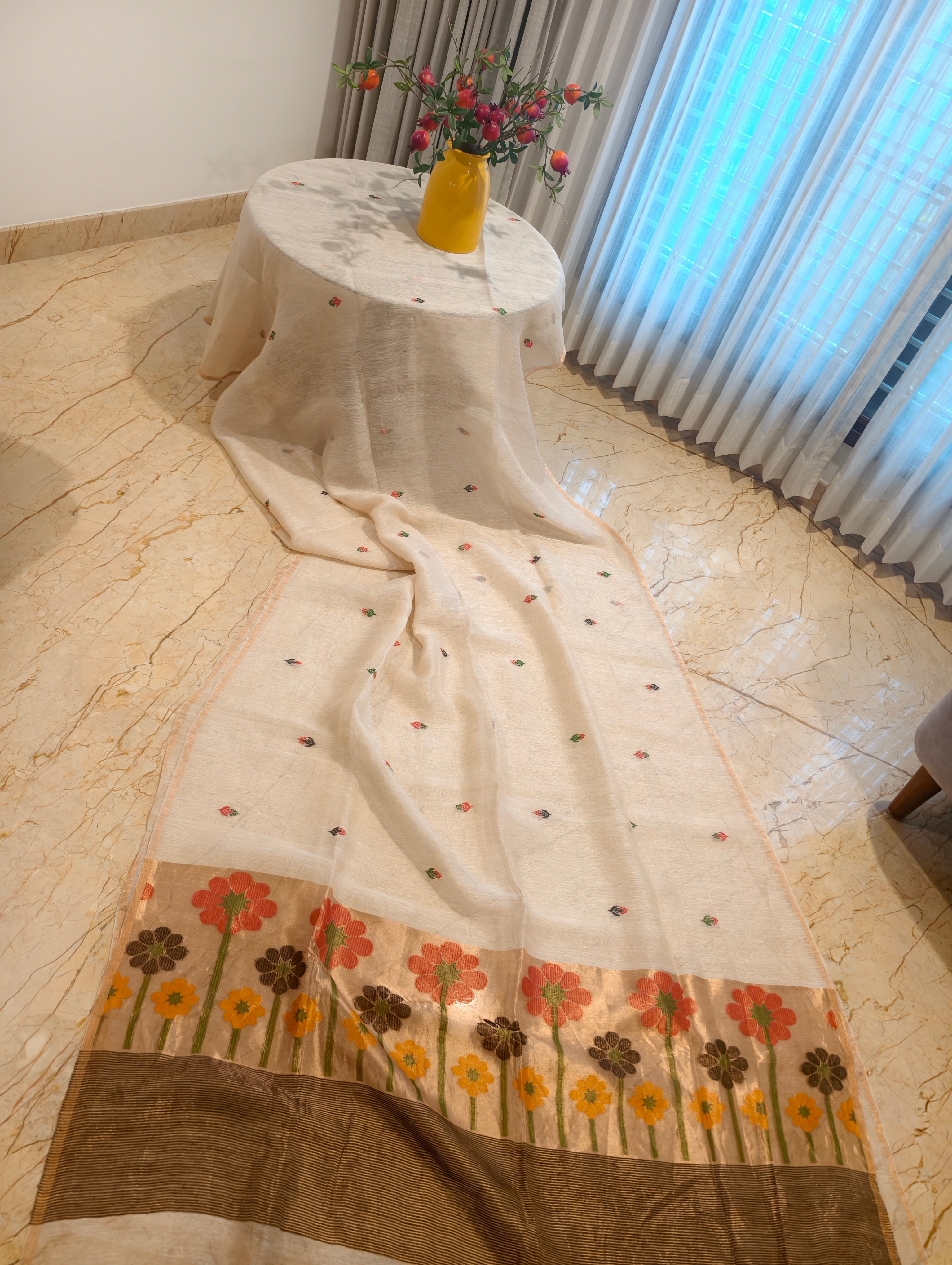 Full view of white Matka silk Jamdani saree with woven floral pallu and contrasting dark border – Nayikaa